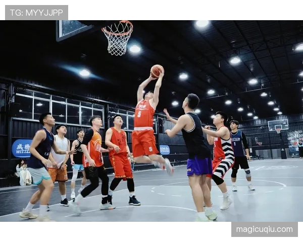 篮球规则：空中对抗判罚的依据与争议解读